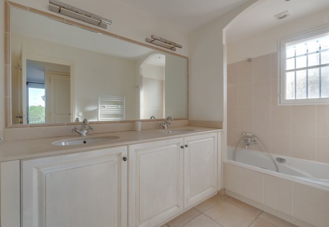 Villa in La Motte - 5 BEDROOM VILLA WITH PRIVATE POOL AND GARDEN (N°359) Villa in La Motte - 5 BEDROOM VILLA WITH PRIVATE POOL AND GARDEN (N°359)