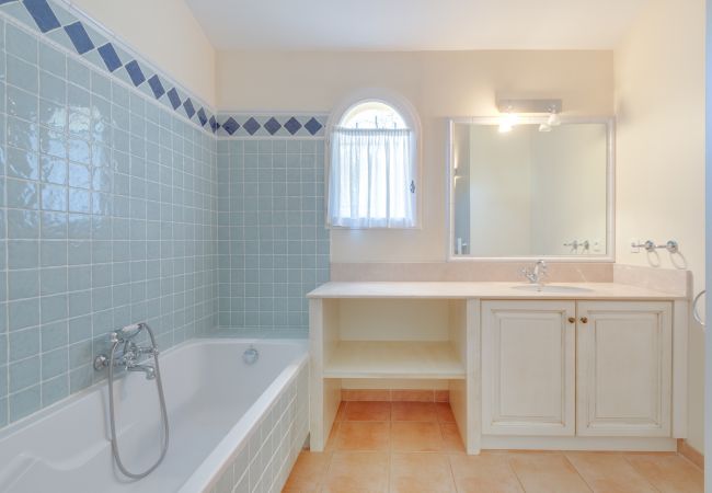 Villa in La Motte - 3 BEDROOM VILLA WITH PRIVATE POOL AND GARDEN (N°355) Villa in La Motte - 3 BEDROOM VILLA WITH PRIVATE POOL AND GARDEN (N°355)