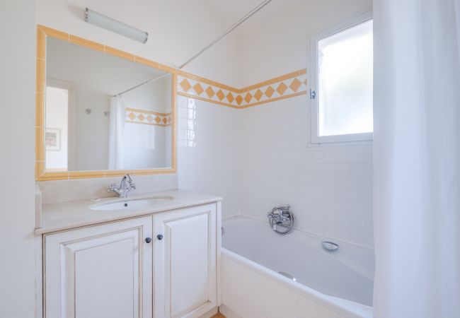 Maison mitoyenne à La Motte - MAISON DE HAMEAU 3 CHAMBRES AVEC JARDIN (N°418) Maison mitoyenne à La Motte - MAISON DE HAMEAU 3 CHAMBRES AVEC JARDIN (N°418)