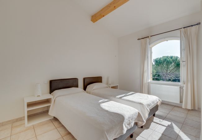 Villa à La Motte - VILLA 4 CHAMBRES AVEC PISCINE PRIVEE ET JARDIN (N°446) Villa à La Motte - VILLA 4 CHAMBRES AVEC PISCINE PRIVEE ET JARDIN (N°446)