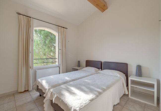 Villa à La Motte - VILLA 4 CHAMBRES AVEC PISCINE PRIVEE ET JARDIN (N°446) Villa à La Motte - VILLA 4 CHAMBRES AVEC PISCINE PRIVEE ET JARDIN (N°446)