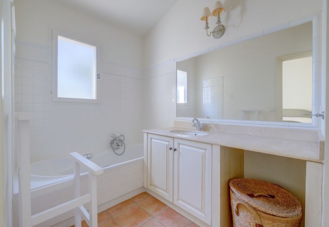 Maison mitoyenne à La Motte - MAISON DE HAMEAU 2 CHAMBRES AVEC JARDIN (N°427) Maison mitoyenne à La Motte - MAISON DE HAMEAU 2 CHAMBRES AVEC JARDIN (N°427)