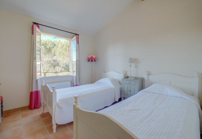 Maison mitoyenne à La Motte - MAISON DE HAMEAU 2 CHAMBRES AVEC JARDIN (N°427) Maison mitoyenne à La Motte - MAISON DE HAMEAU 2 CHAMBRES AVEC JARDIN (N°427)