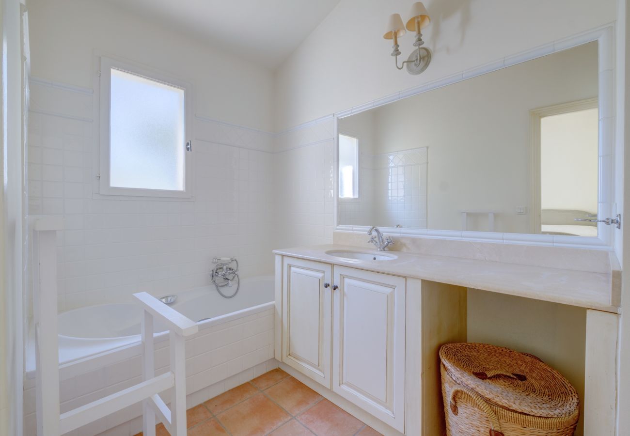 Maison mitoyenne à La Motte - MAISON DE HAMEAU 2 CHAMBRES AVEC JARDIN (N°427) Maison mitoyenne à La Motte - MAISON DE HAMEAU 2 CHAMBRES AVEC JARDIN (N°427)