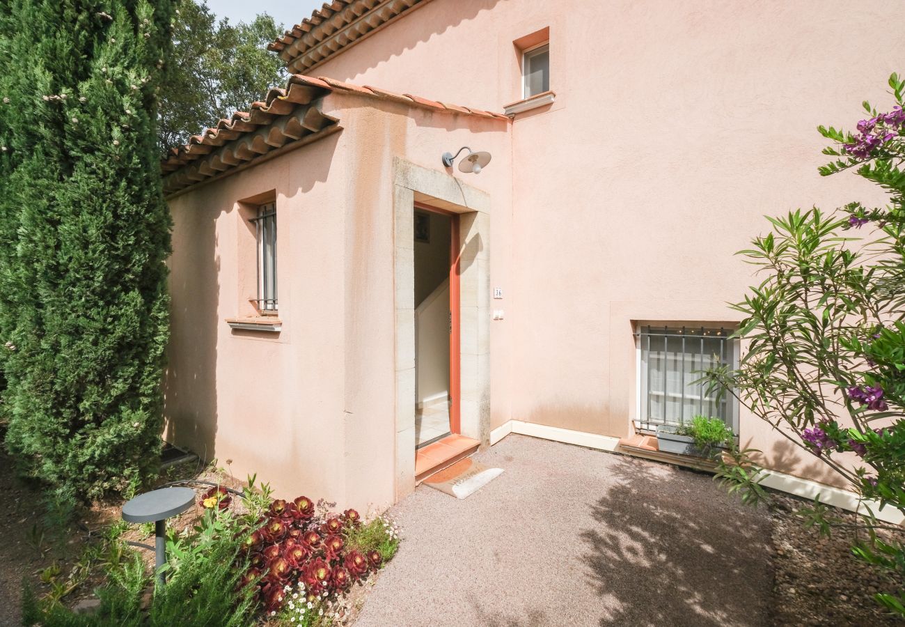 Maison mitoyenne à La Motte - MAISON DE HAMEAU 2 CHAMBRES AVEC JARDIN (N°536) Maison mitoyenne à La Motte - MAISON DE HAMEAU 2 CHAMBRES AVEC JARDIN (N°536)